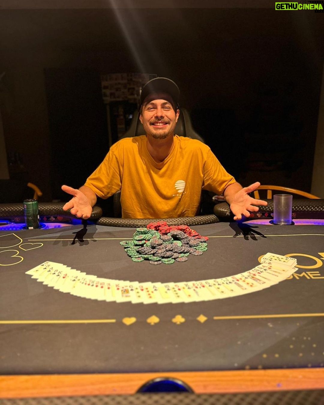 Rafael Vitti Instagram - Começo, meio e fim. 🙌🏽✨🃏 Último poker do ano com a rapaziada, acabei levando depois de 7 horas de torneio. Comprovando que o estudo tá valendo a pena. 😬