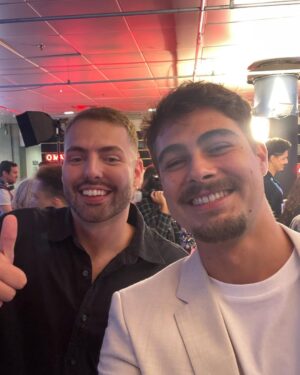 Rafael Vitti Instagram - Noite mais do que especial no #MelhoresDoAno, prestigiando meu amor que concorreu na categoria melhor humorista e também representando nossa amada novela Além da Ilusão, na categoria Melhor Novela, junto com nosso diretor artístico @luizhrios , nossa autora diva @alessandrapoggiautora , nosso gerente de produção @mauricio_quaresma_  e @barbararaquelpaz ,que dispensa apresentações 

✨🍀♥️♥️♥️