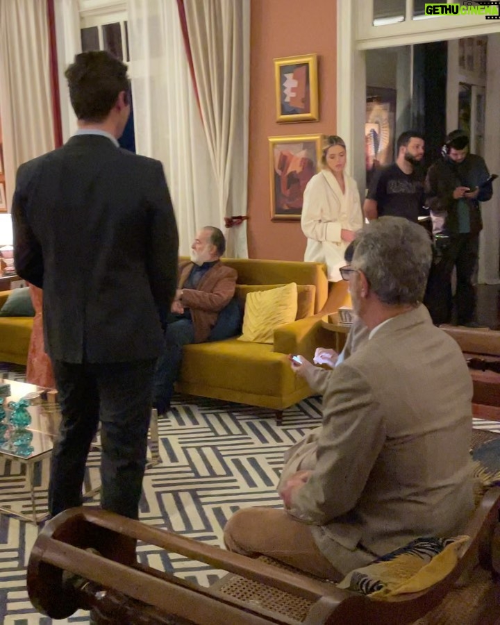 Rafael Vitti Instagram - (CONTEÚDO SENSÍVEL : SANGUE CENOGRÁFICO ) Bastidores de qualidade duvidosa da sequência do tiro no pé. #TerraEPaixão #Bastidores Estúdios Globo
