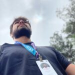 Rafael Vitti Instagram - a caminho do campo de batalha 🪖💪🏽🎭 Mais uma semana de trabalho intenso que se encerra! Só agradecer a oportunidade de estar em mais um projeto maravilhoso com tantas pessoas que eu amo e admiro, e poder estar mais perto de vocês aí de casa, através do meu personagem, o Hélio.♥️ Muito bom trabalhar com o que ama. @tvglobo #TerraEPaixão Estúdios Globo