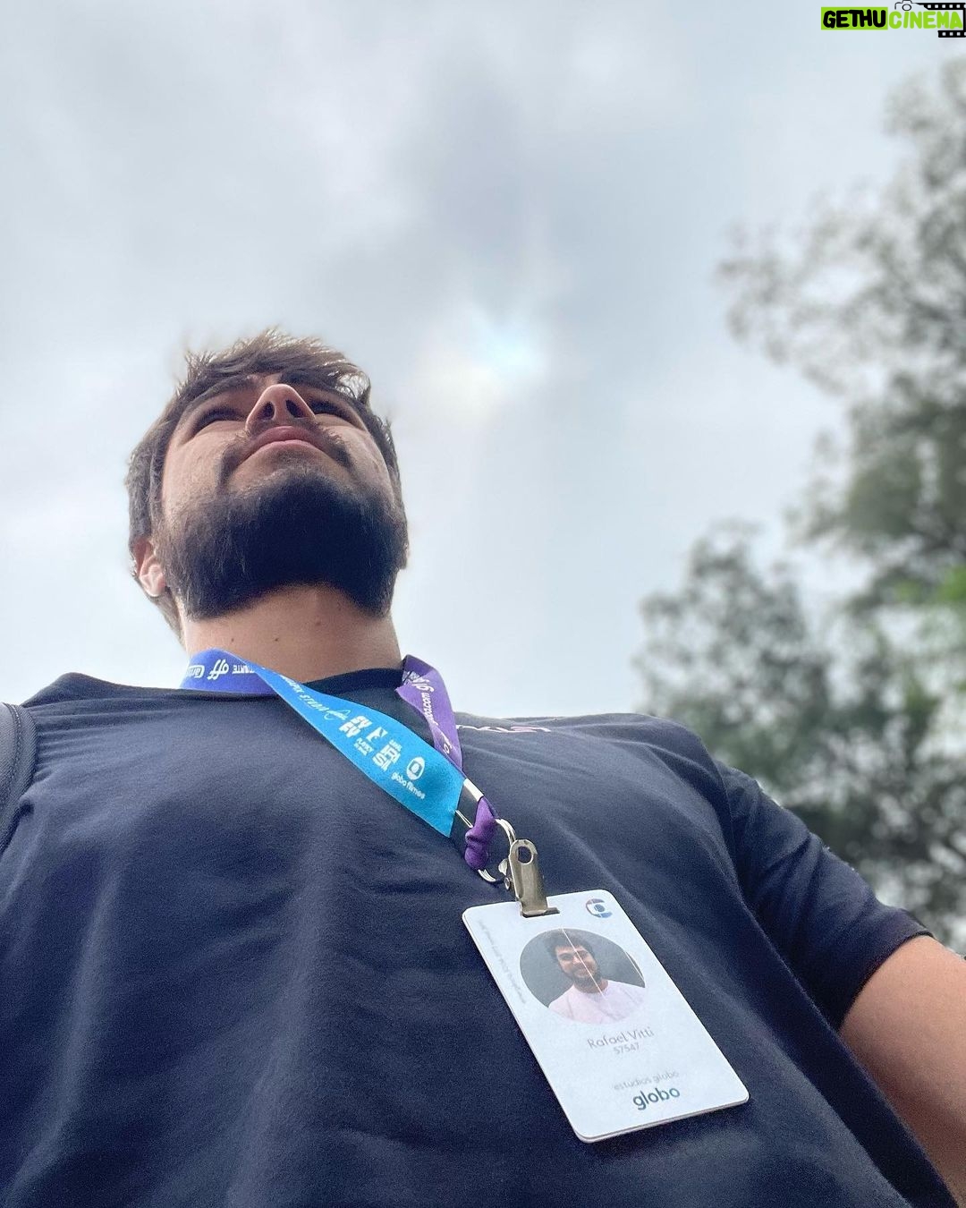 Rafael Vitti Instagram - a caminho do campo de batalha 🪖💪🏽🎭 Mais uma semana de trabalho intenso que se encerra! Só agradecer a oportunidade de estar em mais um projeto maravilhoso com tantas pessoas que eu amo e admiro, e poder estar mais perto de vocês aí de casa, através do meu personagem, o Hélio.♥️ Muito bom trabalhar com o que ama. @tvglobo #TerraEPaixão Estúdios Globo