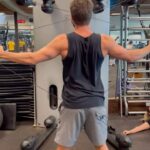 Rafael Vitti Instagram - Treino de hoje, foco nos ombros e nas caretas : - Abdução de ombro , unilateral , no Cross. - Remada alta com a barra W -Abdução de ombro com halter. - Flexão de ombro , unilateral , pegada pronada. -Desenvolvimento fechado na máquina. -Crucifixo inverso no Cross. Fim 🥵💪🏽 @jgiordanoo
