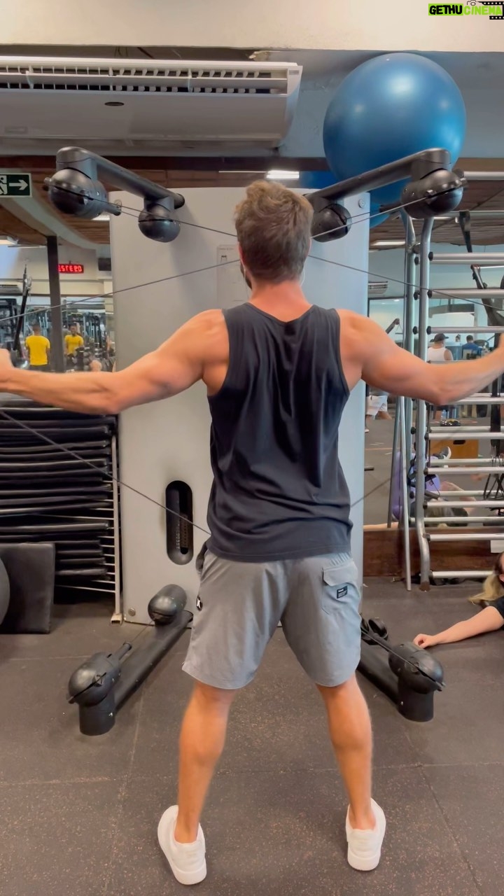 Rafael Vitti Instagram - Treino de hoje, foco nos ombros e nas caretas : - Abdução de ombro , unilateral , no Cross. - Remada alta com a barra W -Abdução de ombro com halter. - Flexão de ombro , unilateral , pegada pronada. -Desenvolvimento fechado na máquina. -Crucifixo inverso no Cross. Fim 🥵💪🏽 @jgiordanoo