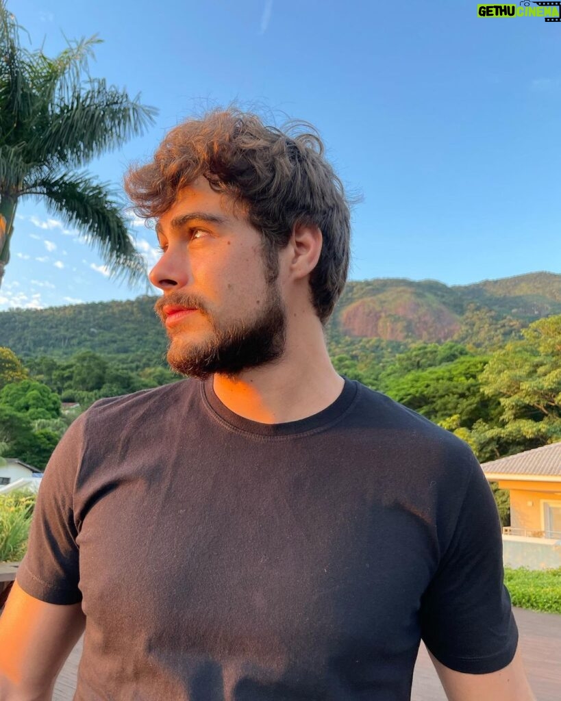 Rafael Vitti Instagram - No meio da conversa o @leandrolimale fala “ fica parado aí que tá uma luz bonita” . 🤳