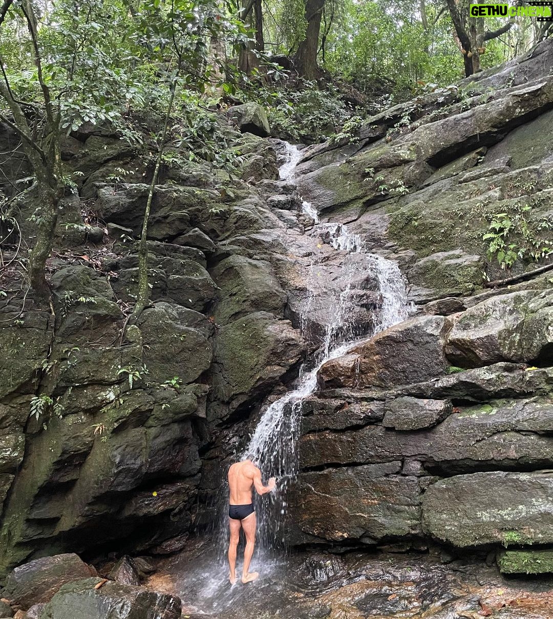 Rafael Vitti Instagram - Aquela passadinha na cachu antes do trabalho 🍃🙏🏽💦 Chove no Rj. Rio de Janeiro, Brasil
