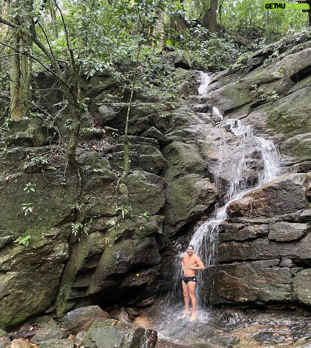 Rafael Vitti Instagram - Aquela passadinha na cachu antes do trabalho 🍃🙏🏽💦 Chove no Rj. Rio de Janeiro, Brasil