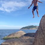 Rafael Vitti Instagram - Final de ano tá chegando e a gente sempre começa a planejar as nossas metas para o ano seguinte, né? Vocês já pararam para pensar quais serão as suas metas para 2024? Esse ano Corona me convidou para pensar diferente e criar metas para viver mais a vida do lado de fora. Estar mais em contato com a natureza, passar bons momentos com meus amigos e ter mais tempo pra curtir a vida! Então, tô aqui para também te fazer esse convite de incluir a vida do lado de fora. Bora? #Avidaéaquifora *ad #BebaComModeração @coronabrasil
