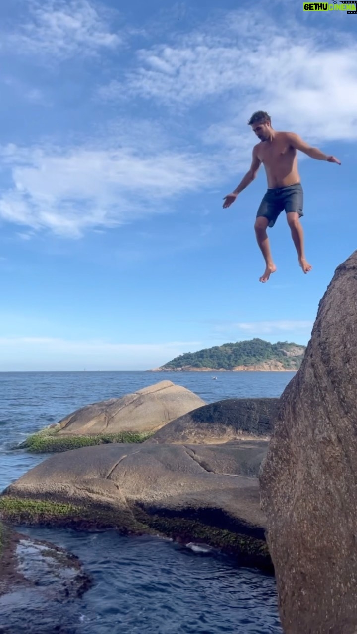 Rafael Vitti Instagram - Final de ano tá chegando e a gente sempre começa a planejar as nossas metas para o ano seguinte, né? Vocês já pararam para pensar quais serão as suas metas para 2024? Esse ano Corona me convidou para pensar diferente e criar metas para viver mais a vida do lado de fora. Estar mais em contato com a natureza, passar bons momentos com meus amigos e ter mais tempo pra curtir a vida! Então, tô aqui para também te fazer esse convite de incluir a vida do lado de fora. Bora? #Avidaéaquifora *ad #BebaComModeração @coronabrasil
