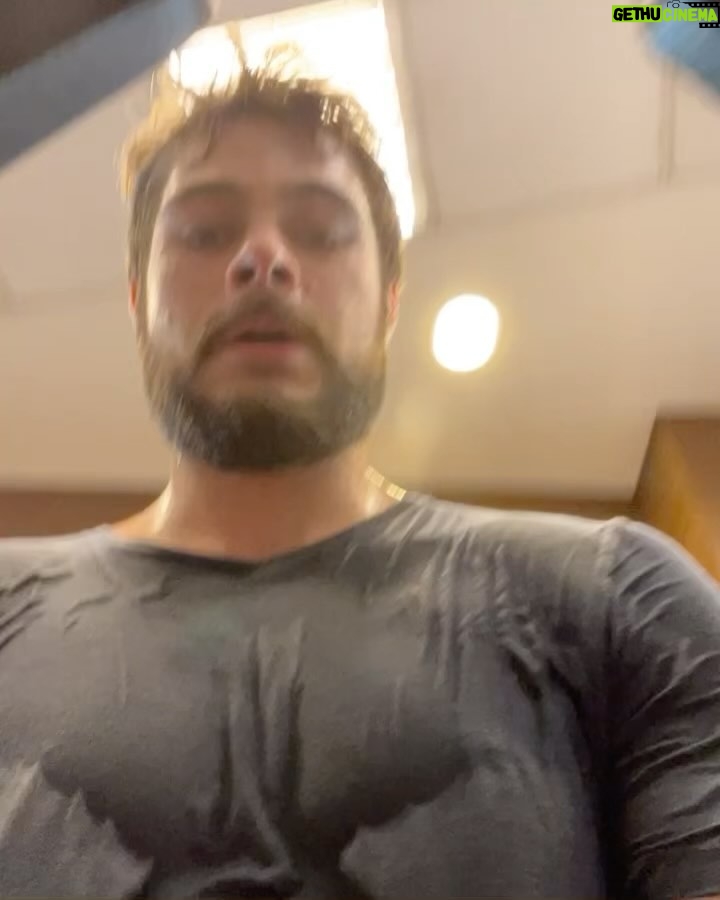 Rafael Vitti Instagram - Aquela manhã cheia de saúde e suor!! Almocinho balanceado e colorido. Ainda deu tempo de levar a pequena na aula, suado mesmo. Mais tarde tem gravação madrugada a dentro 🎬💪🏽🔪 Lindo dia!!! ✨