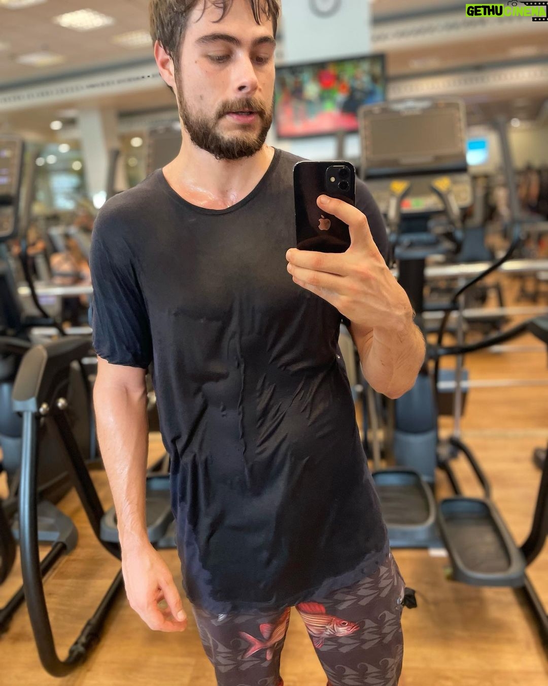 Rafael Vitti Instagram - Aquela manhã cheia de saúde e suor!! Almocinho balanceado e colorido. Ainda deu tempo de levar a pequena na aula, suado mesmo. Mais tarde tem gravação madrugada a dentro 🎬💪🏽🔪 Lindo dia!!! ✨