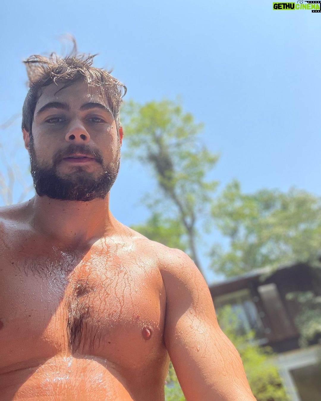 Rafael Vitti Instagram - Sol e água fresca. Folguinha boa no meio da semana! Dedico os registros ao meu amor que foi pro estúdio e vai gravar 15 cenas hoje até 21h 😂🫶🏼 @tatawerneck