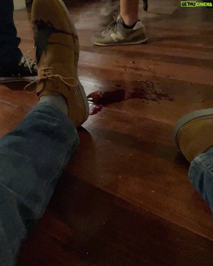 Rafael Vitti Instagram - (CONTEÚDO SENSÍVEL : SANGUE CENOGRÁFICO ) Bastidores de qualidade duvidosa da sequência do tiro no pé. #TerraEPaixão #Bastidores Estúdios Globo