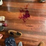 Rafael Vitti Instagram - (CONTEÚDO SENSÍVEL : SANGUE CENOGRÁFICO ) Bastidores de qualidade duvidosa da sequência do tiro no pé. #TerraEPaixão #Bastidores Estúdios Globo