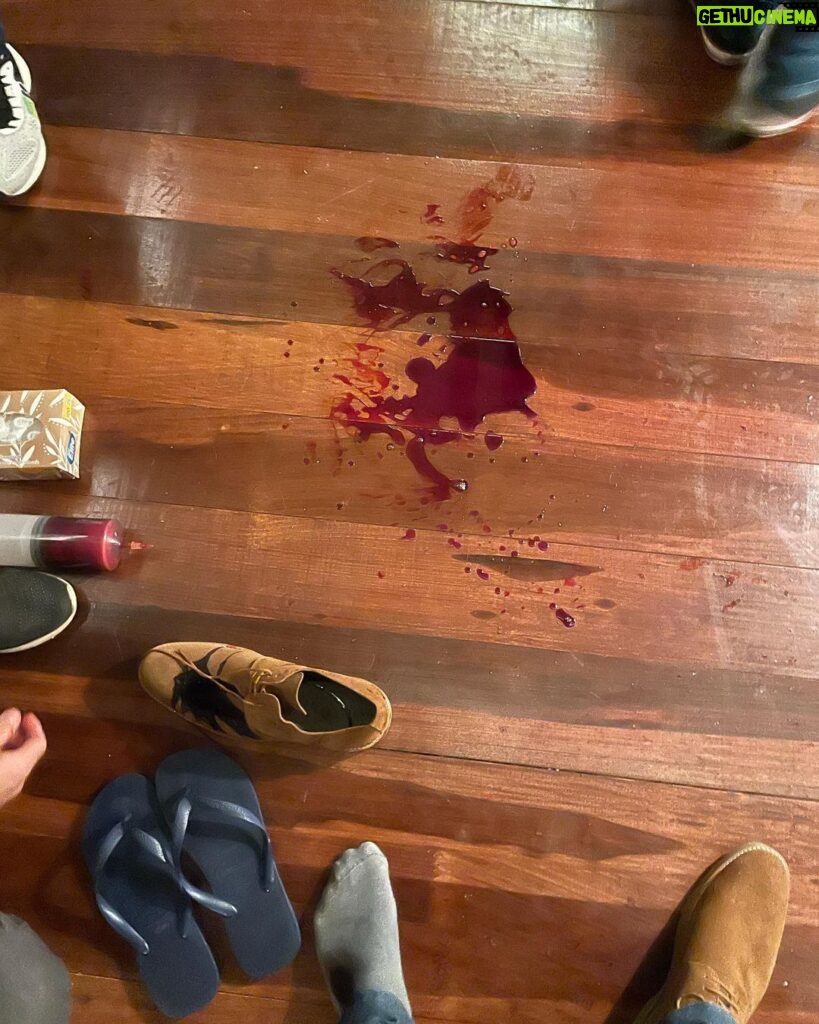 Rafael Vitti Instagram - (CONTEÚDO SENSÍVEL : SANGUE CENOGRÁFICO ) Bastidores de qualidade duvidosa da sequência do tiro no pé. #TerraEPaixão #Bastidores Estúdios Globo