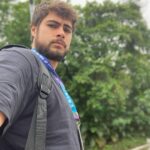 Rafael Vitti Instagram - a caminho do campo de batalha 🪖💪🏽🎭 Mais uma semana de trabalho intenso que se encerra! Só agradecer a oportunidade de estar em mais um projeto maravilhoso com tantas pessoas que eu amo e admiro, e poder estar mais perto de vocês aí de casa, através do meu personagem, o Hélio.♥️ Muito bom trabalhar com o que ama. @tvglobo #TerraEPaixão Estúdios Globo