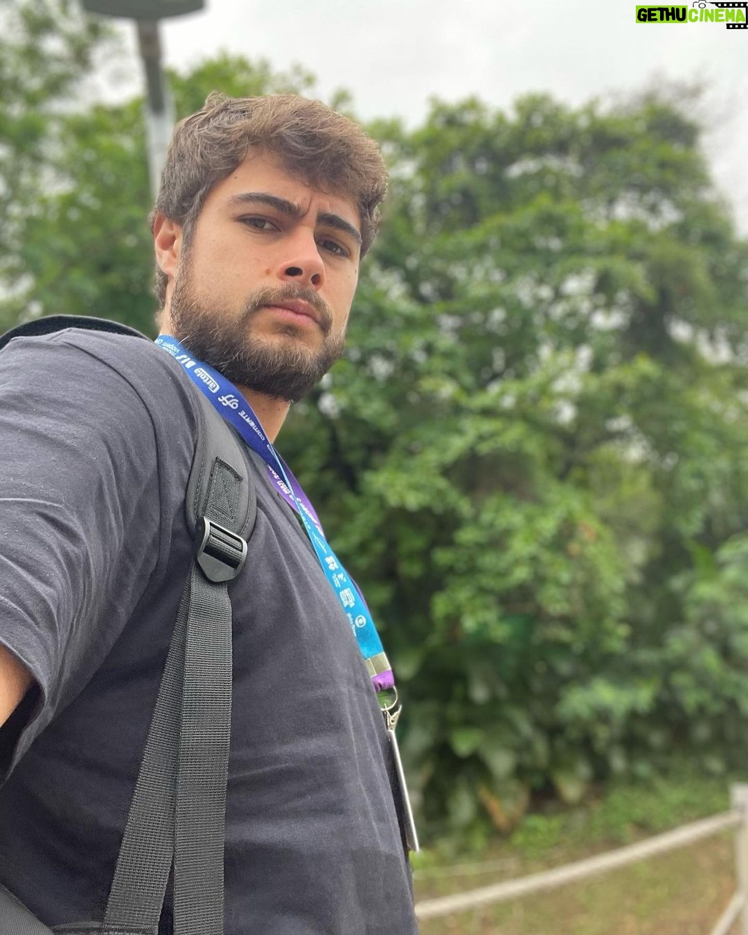 Rafael Vitti Instagram - a caminho do campo de batalha 🪖💪🏽🎭 Mais uma semana de trabalho intenso que se encerra! Só agradecer a oportunidade de estar em mais um projeto maravilhoso com tantas pessoas que eu amo e admiro, e poder estar mais perto de vocês aí de casa, através do meu personagem, o Hélio.♥️ Muito bom trabalhar com o que ama. @tvglobo #TerraEPaixão Estúdios Globo