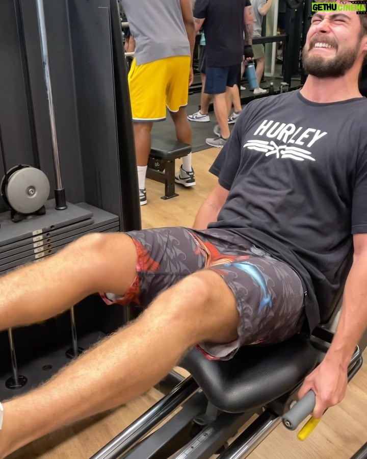 Rafael Vitti Instagram - Sol brilhando no Rj, treinão de perna e uma boa nadada no mar! Agora, partiu estúdio🎬☀️💦🏋🏽🏖️ Rio de Janeiro, Rio de Janeiro