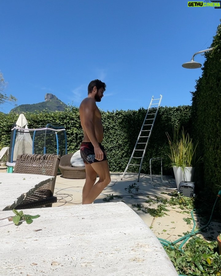 Rafael Vitti Instagram - Sol brilhando no Rj, treinão de perna e uma boa nadada no mar! Agora, partiu estúdio🎬☀️💦🏋🏽🏖️ Rio de Janeiro, Rio de Janeiro