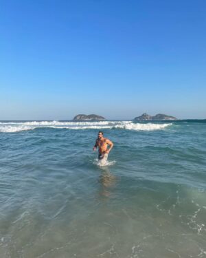 Rafael Vitti Instagram - Folguinha boooaaa 🙏🏼🏖️☀️