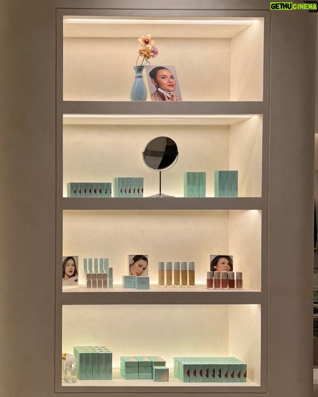 Raisa Andriana Instagram - Bingung colour match no more, karena udah bisa coba langsung @officialrainebeauty products di @fruition_id yang baru aja grand opening di PS! 🫶🏻 Go check it out guys!
