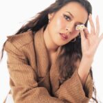 Raisa Andriana Instagram - Throwback to an impromptu shot i did with @winstongomez 🌼