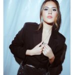 Raisa Andriana Instagram – Emang boleh se blink2 ini di pantai?? 🤣 Thank youu @soundofunity.id !!

Makeup // @ferryfahrizal 
Hair // @ibaayy___ 
Styled // @ivanteguhsantoso 
Photo // @agrasuseno