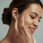 Raisa Andriana Instagram - Dari awal launch @officialrainebeauty, mimpinya tuh emg punya base product, dan kita pengen sesuatu yang buat dipakai sehari2, gak intimidating, bahkan untuk orang yang gak jago makeup pun anti fail deh. Filosofinya di “my skin but better”, I feel like people still want a little coverage, but with a skin-like finish jadi tetep dapet pujiannya “ih kulitnya bagus bgt..” bkn “makeupnya bagus bgt..”. And of course harus ada skincare benefit juga, karena anggapan “makeup is bad for your skin” is so outdated. Setelah mencoba berbagaiii macam sample selama 1,5 tahun terakhir, akhirnya lahirlah “The Daily Skin Drops” our babyyyy.. We’re so proud of this product, and the fact that I genuinely do not reach for any other foundation/skin tint/tinted moisturizer after we created this product makes me really really happy!! Hope you love this product as much as we do!!