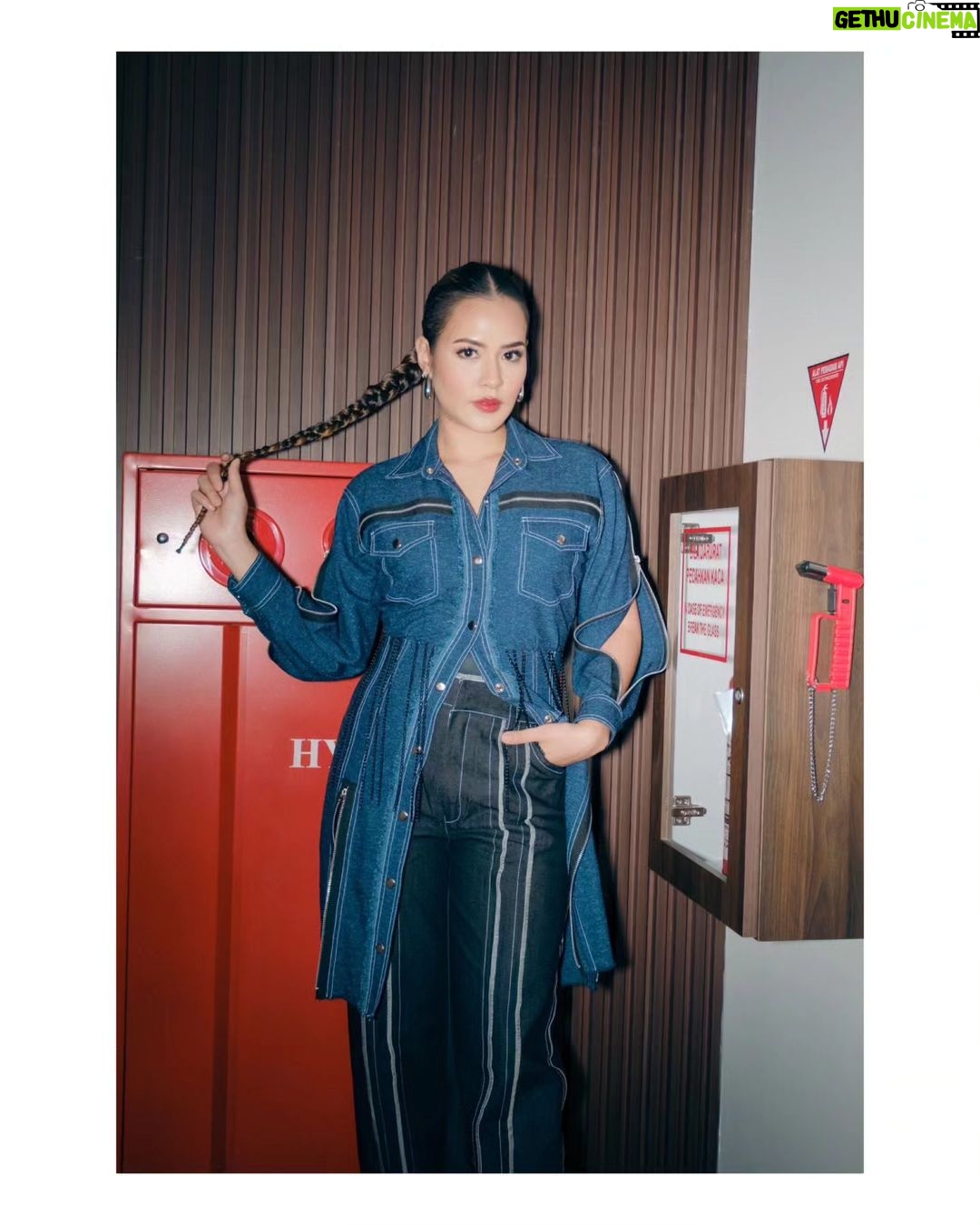 Raisa Andriana Instagram - Batam left us speechless. Setelah sekian tahun gak kesini, kemarin kita dikasih sambutan yang begitu meriah. Penonton full berdiri full goyang full nyanyi, what else could we ask for? You guys r the best! THANK YOU BATAM! Makeup // @ferryfahrizal Hair // @ibaayy___ Styled // @elcofrebliaman Photo // @claudianrh