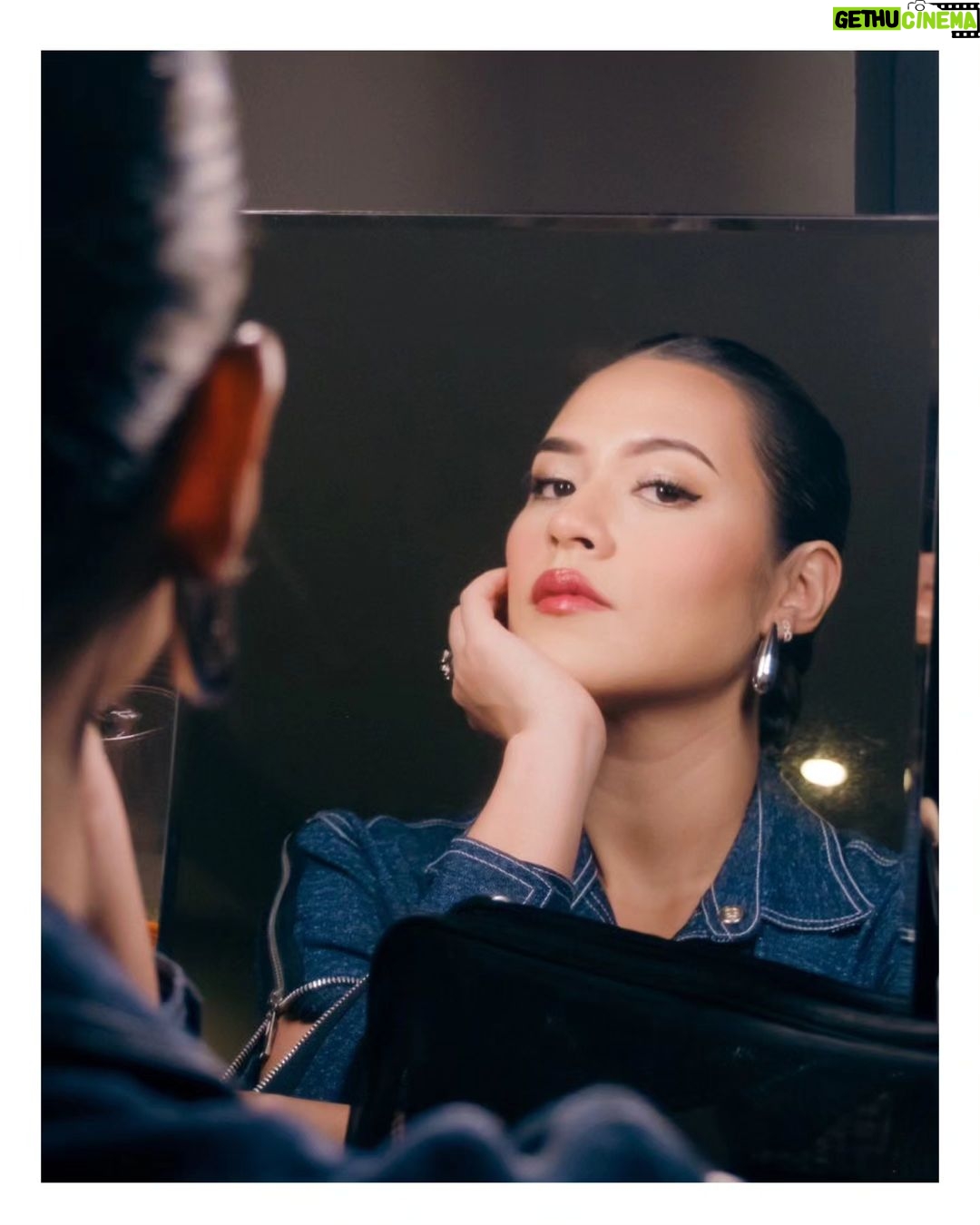 Raisa Andriana Instagram - Batam left us speechless. Setelah sekian tahun gak kesini, kemarin kita dikasih sambutan yang begitu meriah. Penonton full berdiri full goyang full nyanyi, what else could we ask for? You guys r the best! THANK YOU BATAM! Makeup // @ferryfahrizal Hair // @ibaayy___ Styled // @elcofrebliaman Photo // @claudianrh