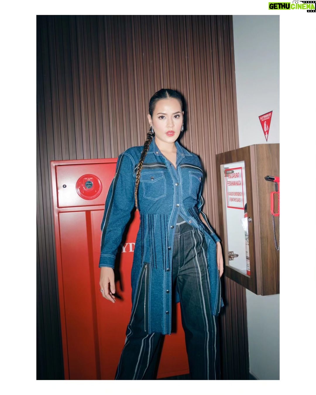 Raisa Andriana Instagram - Batam left us speechless. Setelah sekian tahun gak kesini, kemarin kita dikasih sambutan yang begitu meriah. Penonton full berdiri full goyang full nyanyi, what else could we ask for? You guys r the best! THANK YOU BATAM! Makeup // @ferryfahrizal Hair // @ibaayy___ Styled // @elcofrebliaman Photo // @claudianrh