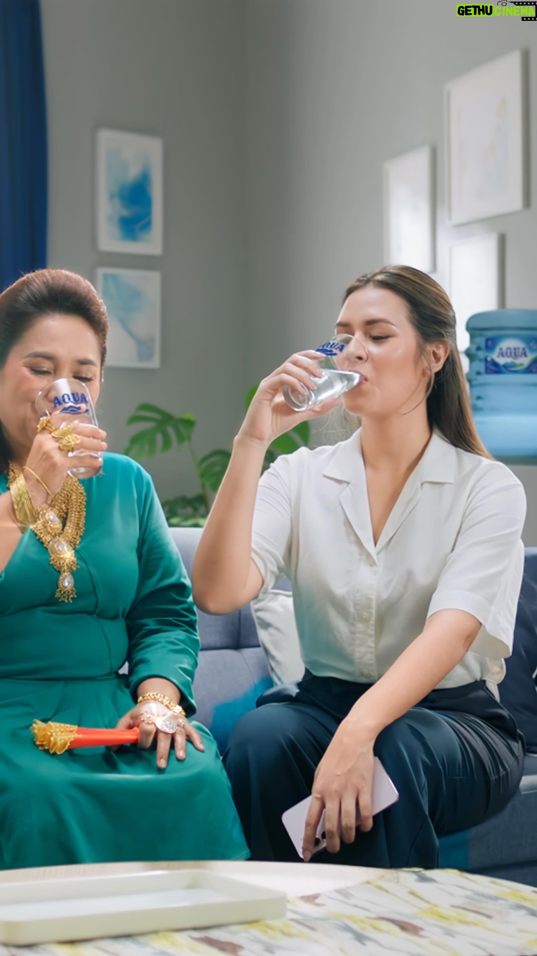 Raisa Andriana Instagram - Stok sabar ka @raisa6690 be like π selama jelasin ke Budhe bahwa gak semua air itu AQUA, yang 100% MURNI dari sumber dalam dan terlindungi, aman dari kontaminasi, terasa dingin walau gak didinginin. Yuk bijak memilih! Pilih AQUA yang baik untuk kamu dan keluarga