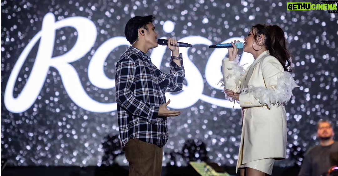 Raisa Andriana Instagram - Mengawali panggung bulan ini di Pontianak. Maafkan untuk postingan yang selalu telat inii. Love you guys! Makeup // @ferryfahrizal Hair // @ibaayy___ Stylist // @elcofrebliaman Photo // @nareend