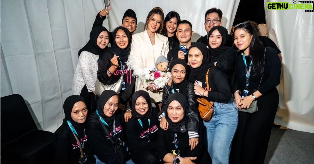Raisa Andriana Instagram - Mengawali panggung bulan ini di Pontianak. Maafkan untuk postingan yang selalu telat inii. Love you guys! Makeup // @ferryfahrizal Hair // @ibaayy___ Stylist // @elcofrebliaman Photo // @nareend