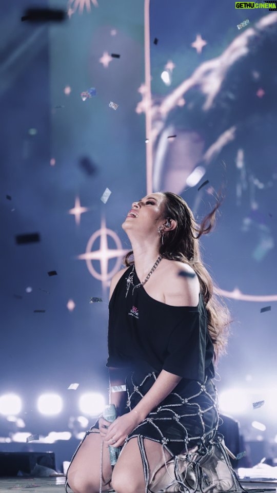 Raisa Andriana Instagram - 2023 witnessed an incredible milestone in my career! 🥹🫶🏻 The moment when an “impossible” dream became a reality. Sharing the magnificent stage at Stadion Utama Gelora Bung Karno with YourRaisa and the team is an experience I'll never forget ♥️ And now.. Here comes 2024! I am ready to breathe in fresh air and bet on myself, because I know; All Is Possible. Footage by JUNI Records Video edited by JUNI Records Music Scoring by Marco Steffiano