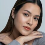 Raisa Andriana Instagram – Ever feel like you’re searching for a setting powder that feels so soft, like second skin, without looking too powdery? 
A radiant look without having to struggle with the oiliness? 
A makeup setter for a non flat-looking-matte, non cakey, and healthy natural looking face?

And so we give you the answer, The Daily Radiant Matte Setting Powder.

Your light support that’s ready to #SetYourDay. Available on 25.11.2023.

#RaineBeauty #ConsciousBeauty