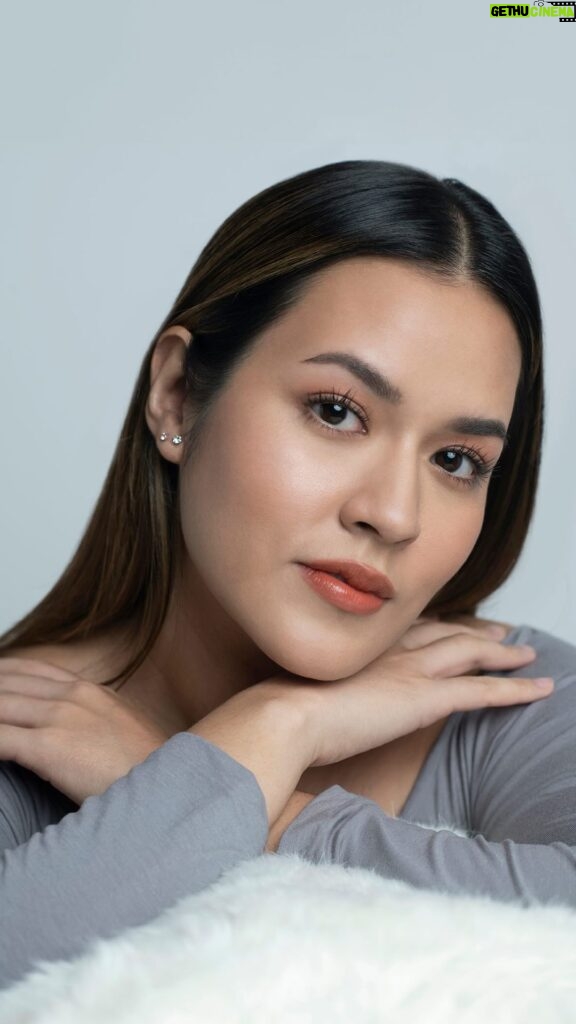 Raisa Andriana Instagram - Ever feel like you’re searching for a setting powder that feels so soft, like second skin, without looking too powdery? A radiant look without having to struggle with the oiliness? A makeup setter for a non flat-looking-matte, non cakey, and healthy natural looking face? And so we give you the answer, The Daily Radiant Matte Setting Powder. Your light support that’s ready to #SetYourDay. Available on 25.11.2023. #RaineBeauty #ConsciousBeauty
