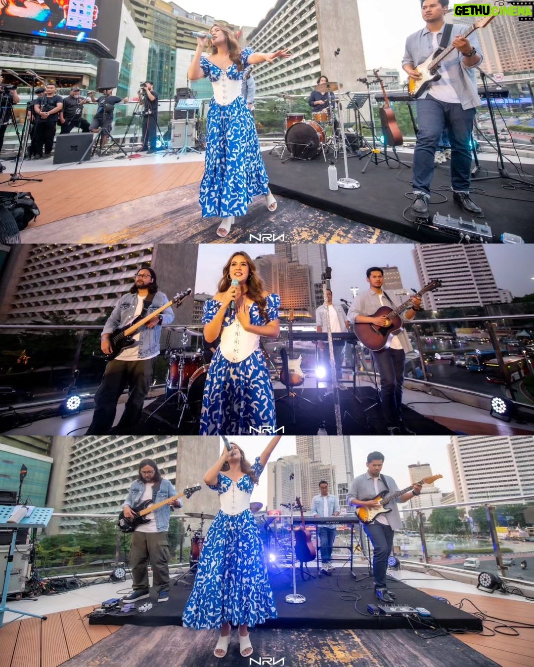 Raisa Andriana Instagram - Seperti biasa selalu latepost 🫠 masih belum move on acara Hari Ibu Intimate Session jumat kemarin. Jarang banget kita bikin intimate session kayak ginii apalagi sama para Ibu pula jadi lebih berasa relatenya sesama ibu2. Seneng bangett karena selain nyanyi bareng kita juga sharing2 pengalaman selama jadi Ibu, akupun banyak belajar dari kaliann 🫶🏻 Terima kasiih untuk semua Ibu yang sudah menyempatkan hadir. Energi kalian hangat sekalii bikin aku ter recharge 🤗 Makeup // @ferryfahrizal Hair // @ibaayy___ Photo // @nareend @high_iso