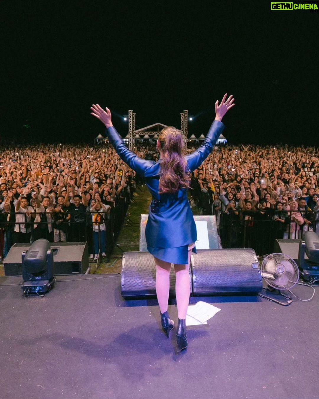 Raisa Andriana Instagram - Penonton seperti di Gorontalo adalah pengingat yang indah, kenapa aku sangat mencintai profesi ini ❤️ So blessed to be on the stage, singing my heart out for you guys. THANK YOU FOR THE ENERGY!! dan aku udah kangen sate tunaaaaaa 🐟 Makeup // @ferryfahrizal Hair // @ibaayy___ Outfit // @by.mooela Photo // @high_iso