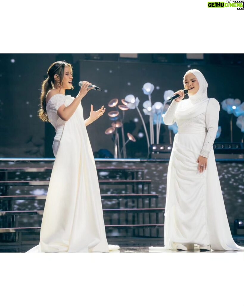 Raisa Andriana Instagram - So happy bisa duet when you believe me bareng @arianinismaputri 🫶🏻 also loving this stunning white gown by @felissa_thung Makeup // @ferryfahrizal Hair // @ibaayy___ Styled // @elcofrebliaman Photo // @high_iso