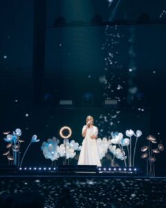 Raisa Andriana Instagram - So happy bisa duet when you believe me bareng @arianinismaputri 🫶🏻 also loving this stunning white gown by @felissa_thung Makeup // @ferryfahrizal Hair // @ibaayy___ Styled // @elcofrebliaman Photo // @high_iso