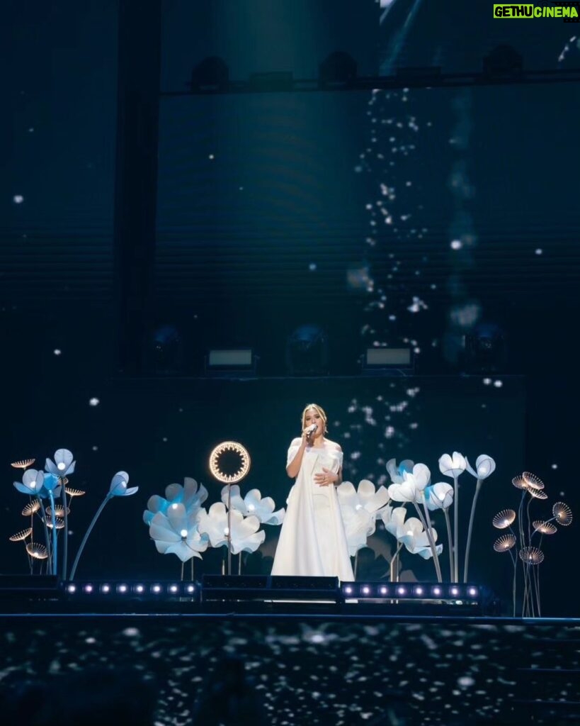 Raisa Andriana Instagram - So happy bisa duet when you believe me bareng @arianinismaputri 🫶🏻 also loving this stunning white gown by @felissa_thung Makeup // @ferryfahrizal Hair // @ibaayy___ Styled // @elcofrebliaman Photo // @high_iso