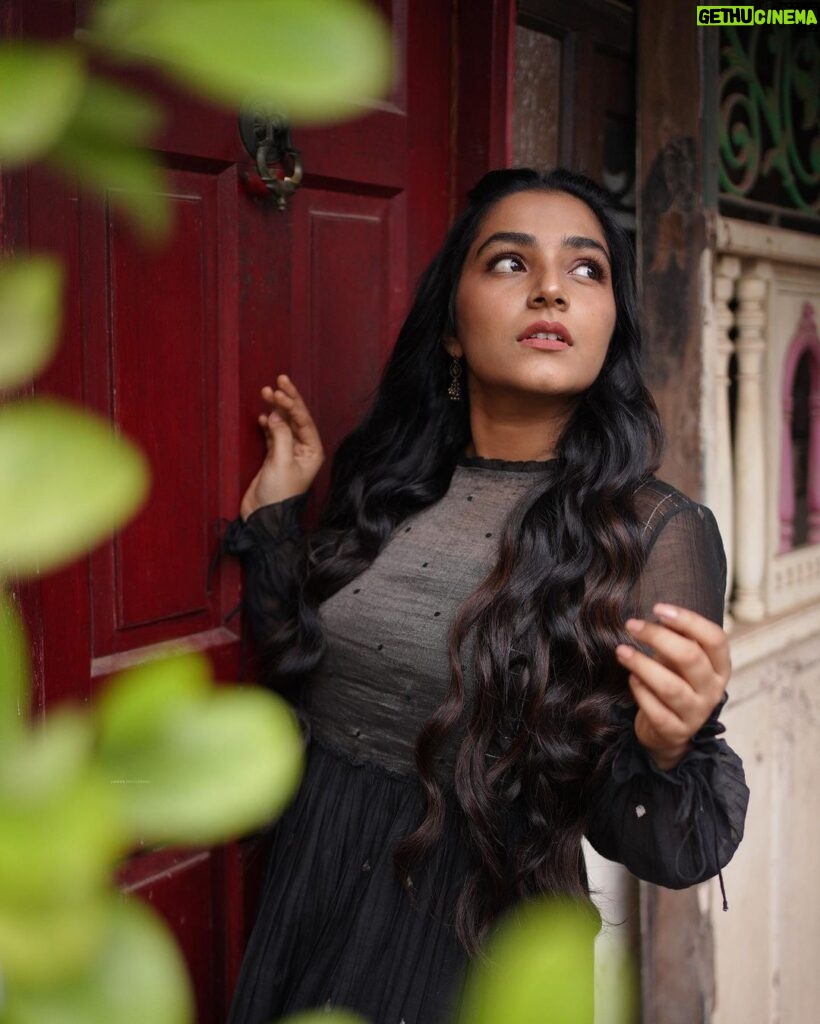 Rajisha Vijayan Instagram - Gazing at you in your feed 🖤 Outfit: @bunastudio Styling: @styledbysmiji Photography: @jiksonphotography Glam: @laxmi_saneesh Assisted by : @siraj_saleem_
