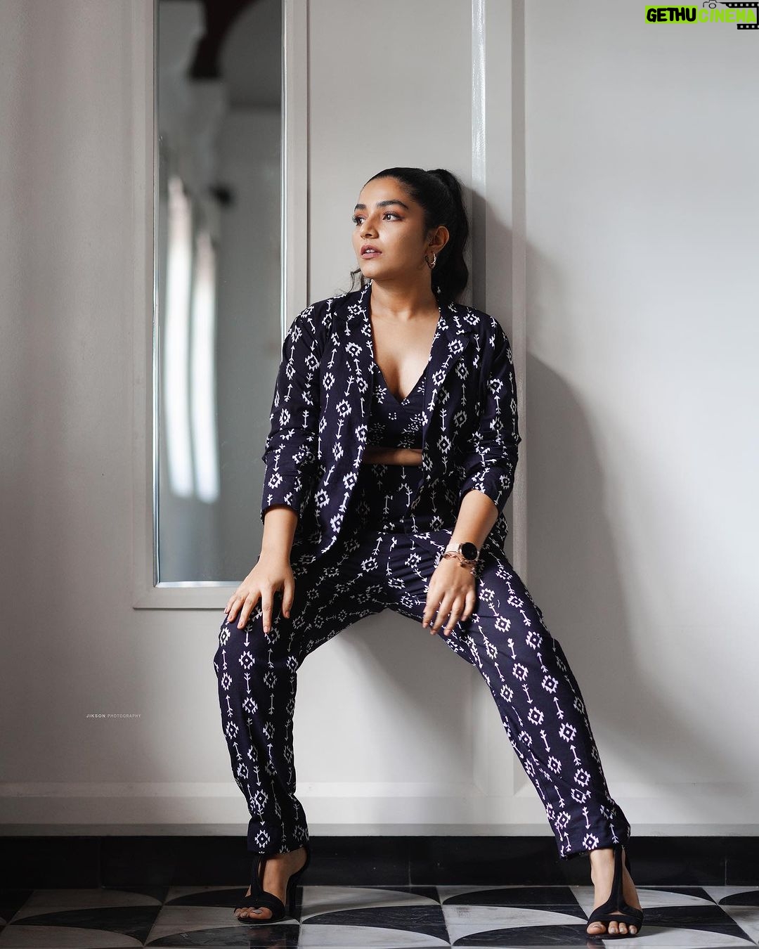 Rajisha Vijayan Instagram - Leaving 2023 with gratitude and stepping into 2024 with some kickass dreams! 🖤 PC : @jiksonphotography Styling: @styledbysmiji Outfit : @truebrowns Glam: @laxmi_saneesh Assist : @siraj_saleem_ Location : @azora.hotels #2023goodbye #hello2024
