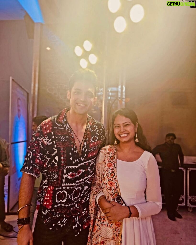 Ramya Behara Instagram - This is me literally being starstruck😍 🙈 So elated to have met one of my favourite and terrific actors @the_parthsamthaan ✨ I was jumping with joy when I came to know that I sang for a movie that he was a part of . @sahithichaganti ❤ #kaisiyehyaariaan #kyy #manan #parthsamthaan #manikmalhotra Thankyou @subhashanandmusic sir @saisudha.kom sir for the beautiful song and the picture ✨