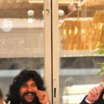 Rancapino Chico Instagram - 🕢Poco más de 30 segundos de imágenes, sin palabras y con la música que impregnó de arte la cena de cierre de temporada. 👋Así queremos resumir algo más de lo que vivimos el viernes para despedir este 2023. 🔥La música de los fogones, al mando de @jluisromanpinto y su implacable equipo de cocina y sala. 👏🏼Al cante, @rancapinochico junto al toque de @antoniohigueroguitarrista . Además de @caracolillodecadizcantaor y @nelacallado_ 🥂En los vinos, @dvazquezvazquez y su @cluvinofilosanonimos. 🍞Para mojar pan y la sobremesa dulce, @lacremita_dani_y_angeles. 🎇Y para subir al cielo con su tocino de maracuyá, Pepe de @pasteleria.eldulce. Y vuestra compañía. No podemos pedir más ✨✨✨ #variopinto #flamenco #rancapinochico #barbate #variopinto #cierretemporada #navidad2023 Variopinto