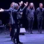 Rancapino Chico Instagram - BADAJOZ.. Una noche difícil de olvidar presentando mi nueva andadura "HIJO DEL CANTE". Junto con mi gran equipo.. Artista invitado: @caracolillodecadizcantaor @antoniohigueroguitarrista @pacoleonguitarrista_oficial @rubenamadoroficial @naimreal91 @edupercu @josepachecomartinez Os quiero mis @rancapineros ❤️🌲🤗