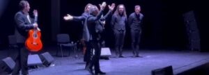 Rancapino Chico Instagram - BADAJOZ.. Una noche difícil de olvidar presentando mi nueva andadura
"HIJO DEL CANTE".

Junto con mi gran equipo..

Artista invitado: @caracolillodecadizcantaor
@antoniohigueroguitarrista
@pacoleonguitarrista_oficial
@rubenamadoroficial
@naimreal91
@edupercu
@josepachecomartinez

Os quiero mis @rancapineros ❤️🌲🤗