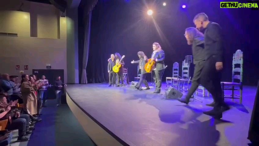 Rancapino Chico - 366 Likes - Llevo vuestros aplausos y cariño en mi corazón..
PALMA DE MALLORCA, Fue un lujo presentar "HIJO DEL CANTE" en vuestra tierra. .
Una de las cosas que me llevó y agradezco a este arte tan grande como es el flamenco, es conocer a gente tan maravillosa por el camino...
Os quiero mis @rancapineros
Os llevo en mi corazón... ❤️🌲🤗