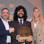 Rancapino Chico Instagram - Un día muy emotivo y especial, en el que para mí ha sido un orgullo representar a mi Padre. Al cual han galardonado con el premio internacional al Cante Flamenco "Manolo Sanlucar".. Me ha dado mucha alegría recibirlo de la mano de Isabel Butron a la que le tengo mucho cariño y al mismo tiempo acompañada de su compañero @fedediaztorres Gracias a los dos por acompañarme en un día tan especial.. Y bueno mañana el maestro os dedicará a todos unas palabritas.. Solo puedo decir que él está muy contento y agradecido..