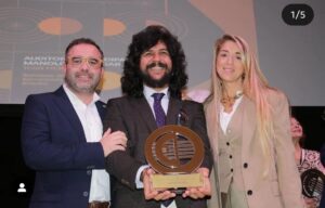 Rancapino Chico Instagram - Un día muy emotivo y especial, en el que para mí ha sido un orgullo representar a mi Padre. Al cual han galardonado con el premio internacional al Cante Flamenco
"Manolo Sanlucar"..

Me ha dado mucha alegría recibirlo de la mano de Isabel Butron a la que le tengo mucho cariño y al mismo tiempo acompañada de su compañero @fedediaztorres
Gracias a los dos por acompañarme en un día tan especial..

Y bueno mañana el maestro os dedicará a todos unas palabritas..
Solo puedo decir que él está muy contento y agradecido..